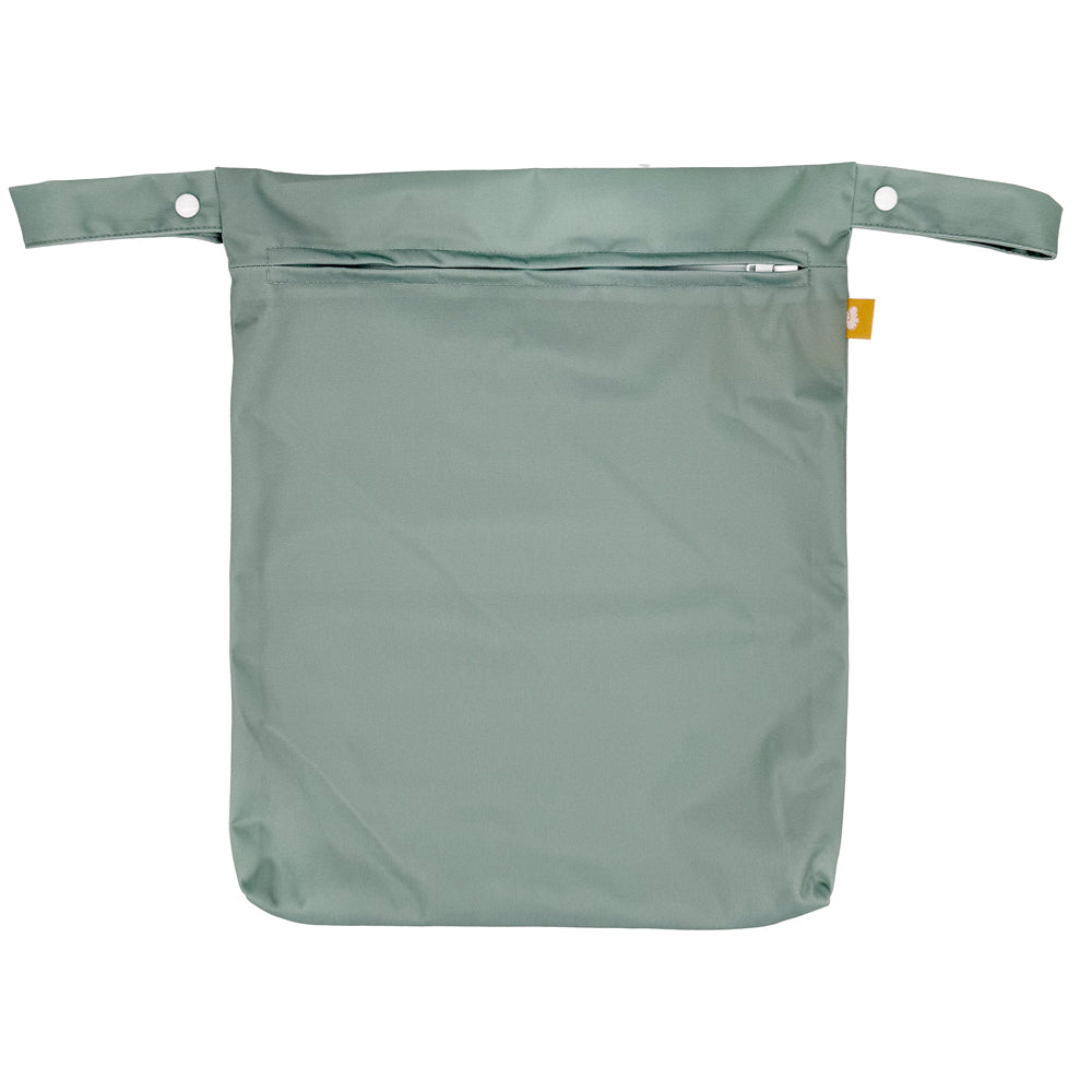 Little Clouds einfache Nasstasche (Wetbag) Gold Edition in Salbeigrün von vorn mit Reißverschluss und Druckknopf-Schlaufe
