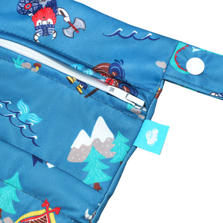 Nahaufnahme der Little Clouds Wet & Drybag Größe L im Design Wikinger: wasserdichter Reißverschluss und Druckknopf-Schlaufe