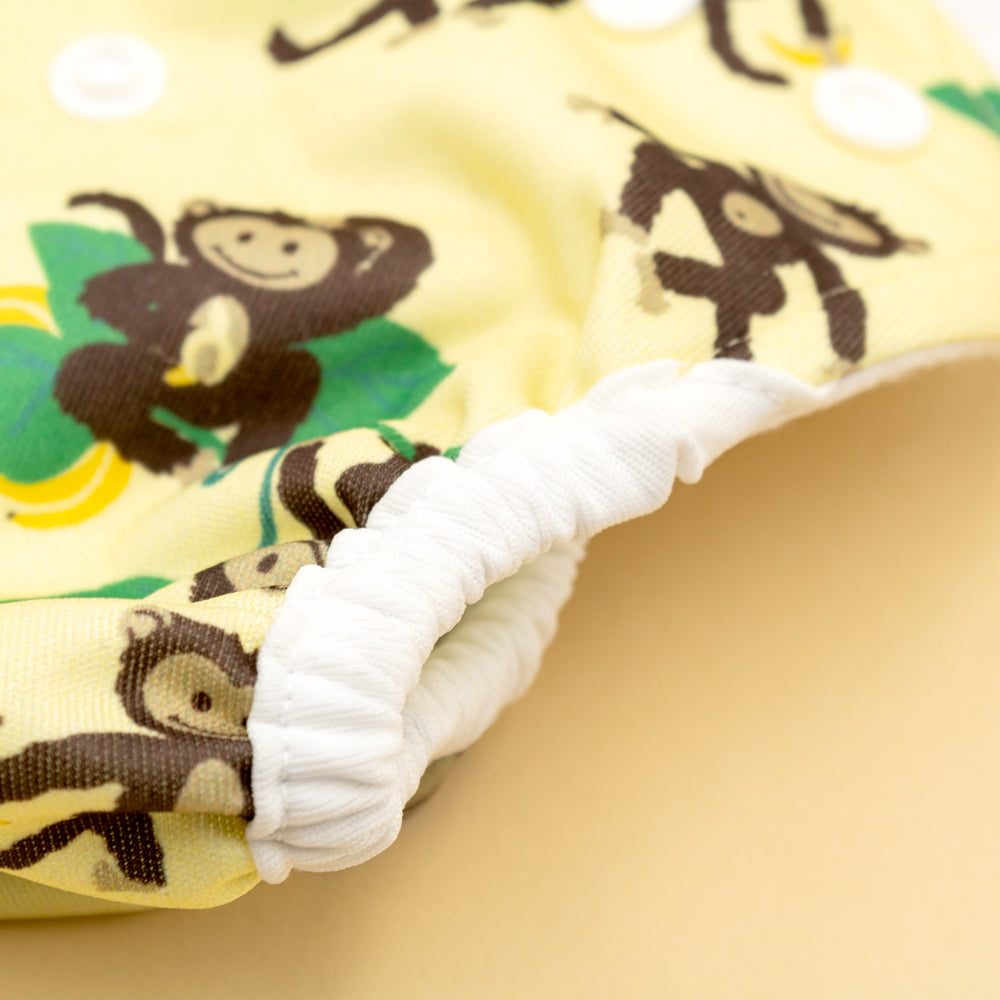 Nahaufnahme des weichen Beinbündchens der Little Clouds Prefold-Überhose aus PUL im Design Affe