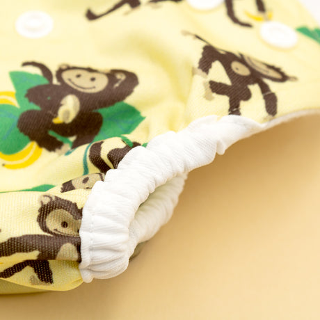 Nahaufnahme des weichen Beinbündchens der Little Clouds Prefold-Überhose aus PUL im Design Affe