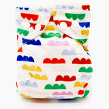 Little Clouds Prefold-Überhose Gold Edition im Design Clouds schräg von vorn: bunte Wolkenmotive auf weißem Grund
