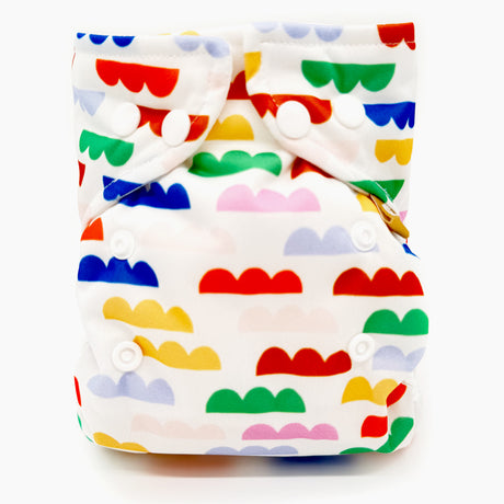 Little Clouds Prefold-Überhose Gold Edition im Design Clouds schräg von vorn: bunte Wolkenmotive auf weißem Grund