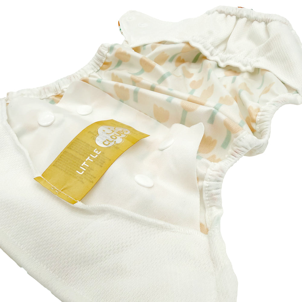 Nahaufnahme der Prefold-Lasche an der Innenseite der Little Clouds Prefold-Überhose Gold Edition mit goldenem Etikett