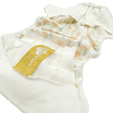 Nahaufnahme der Prefold-Lasche an der Innenseite der Little Clouds Prefold-Überhose Gold Edition mit goldenem Etikett
