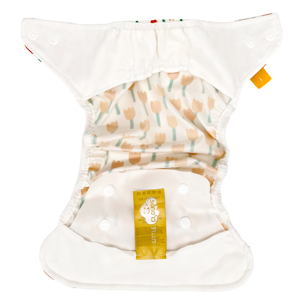 Geöffnete Little Clouds Prefold-Überhose Gold Edition von innen mit eingelegter Prefold-Windel und goldenem Etikett