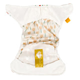 Geöffnete Little Clouds Prefold-Überhose Gold Edition von innen mit eingelegter Prefold-Windel und goldenem Etikett