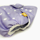 Nahaufnahme der Little Clouds Prefold-Überhose Gold Edition in Lavendel: weiches Beinbündchen und Druckknöpfe