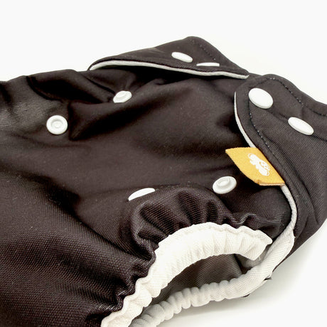 Nahaufnahme der Little Clouds Prefold-Überhose Gold Edition in Schwarz: weiches Beinbündchen und Druckknöpfe