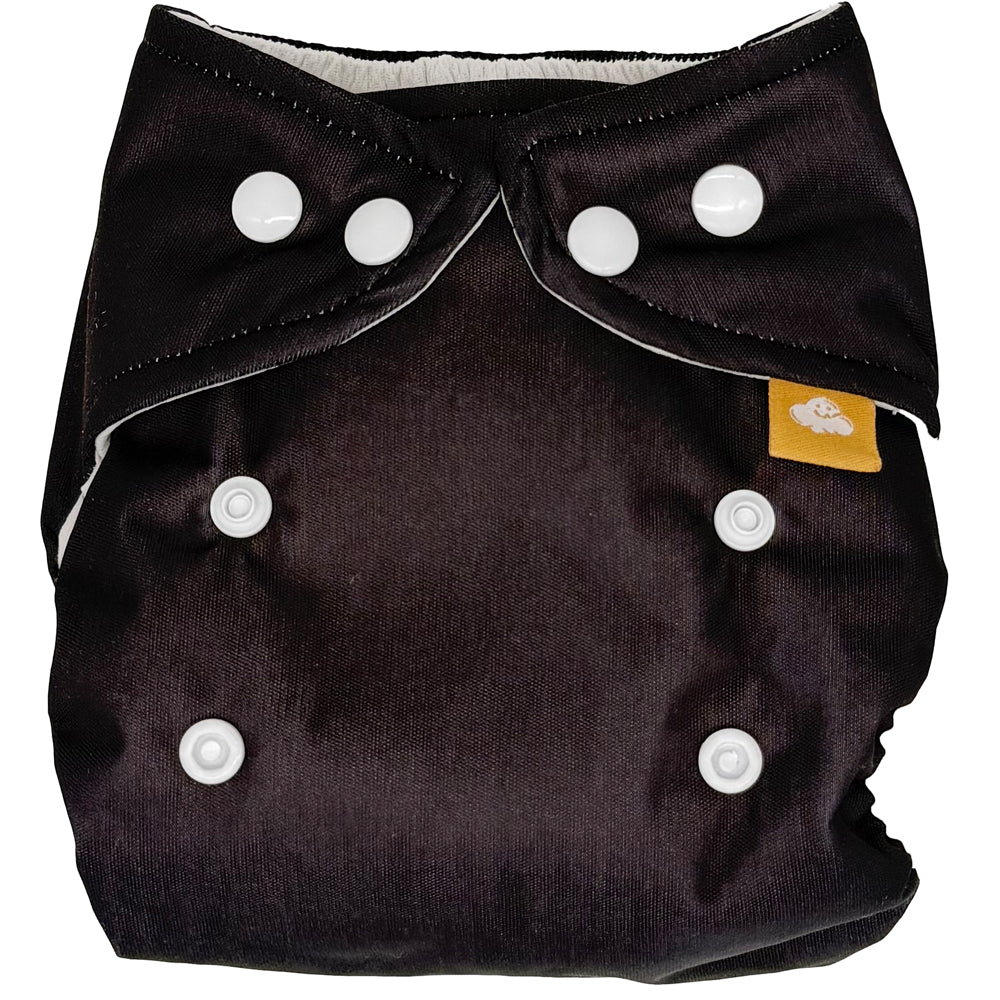 Little Clouds Prefold-Überhose Gold Edition in Schwarz von vorn mit Druckknopfleiste zur Größenanpassung