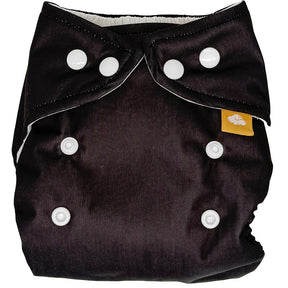 Little Clouds Prefold-Überhose Gold Edition in Schwarz von vorn mit Druckknopfleiste zur Größenanpassung