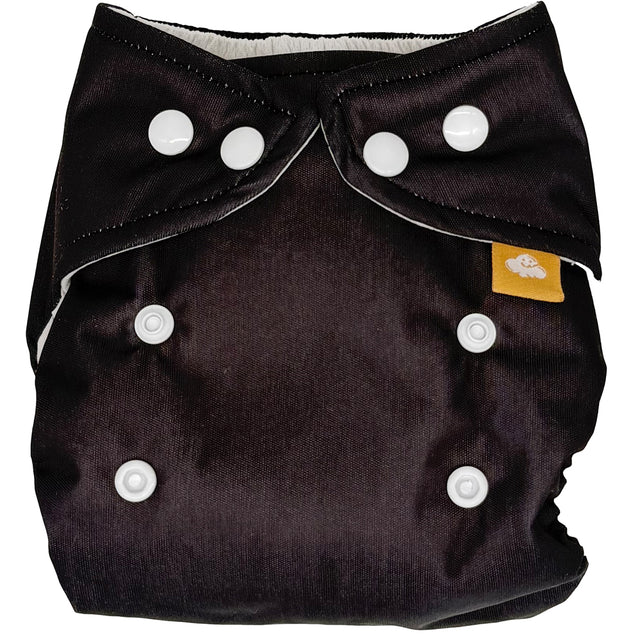 Little Clouds Prefold-Überhose Gold Edition in Schwarz von vorn mit Druckknopfleiste zur Größenanpassung