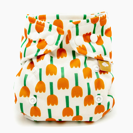Little Clouds Prefold-Überhose Gold Edition im Design Tulpen schräg von vorn: orange Tulpen auf weißem Grund