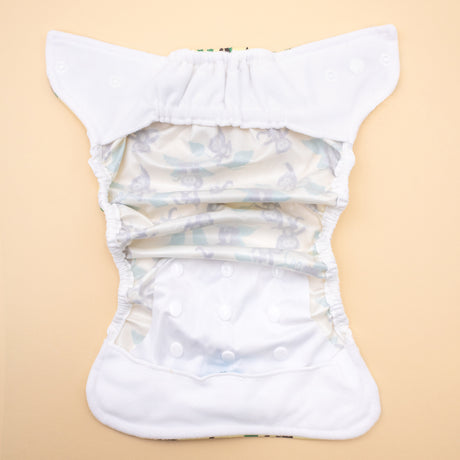 Innenseite der Little Clouds Prefold-Überhose aus PUL: weißes PUL mit Prefold-Laschen vorn und hinten zum Einlegen der Einlage