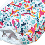 Nahaufnahme der Little Clouds Prefold-Überhose aus PUL im Design Papageien mit Details zu Stoff und Verarbeitung