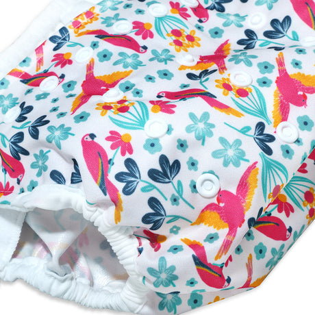 Nahaufnahme der Little Clouds Prefold-Überhose aus PUL im Design Papageien mit Details zu Stoff und Verarbeitung