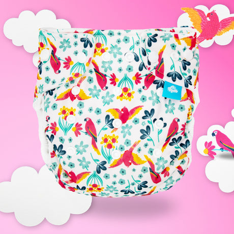 Little Clouds Prefold-Überhose aus PUL im Design Papageien auf rosa Hintergrund mit Wolken – bunte Papageien und Blumen