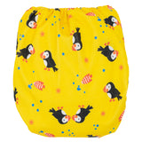 Little Clouds Prefold-Überhose aus PUL im Design Papageientaucher von hinten: Papageientaucher auf gelbem Grund