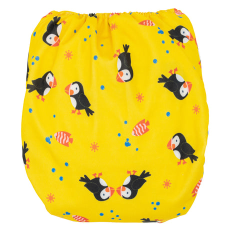 Little Clouds Prefold-Überhose aus PUL im Design Papageientaucher von hinten: Papageientaucher auf gelbem Grund