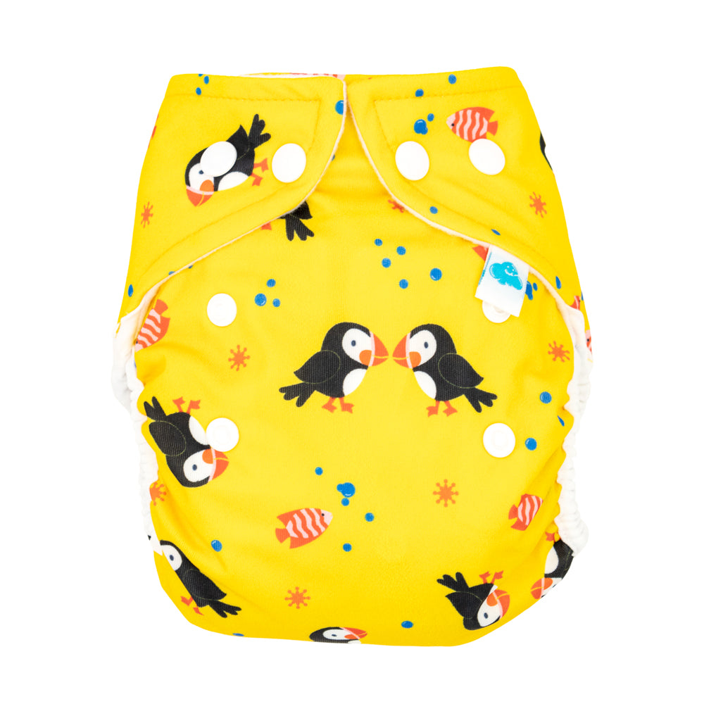 Little Clouds Prefold-Überhose aus PUL in Newborn-Größe im Design Papageientaucher von vorn mit Druckknopfleiste