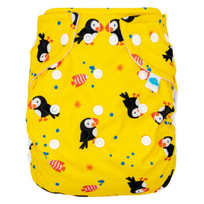 Little Clouds Prefold-Überhose aus PUL im Design Papageientaucher von vorn mit Druckknopfleiste zur Größenanpassung
