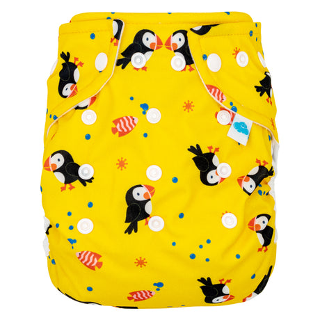 Little Clouds Prefold-Überhose aus PUL im Design Papageientaucher von vorn mit Druckknopfleiste zur Größenanpassung