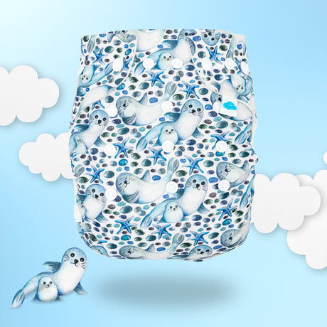 Little Clouds Prefold-Überhose aus PUL im Design Robben auf farbigem Hintergrund mit Wolken