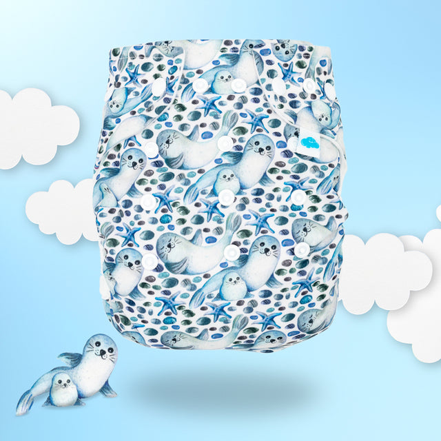 Little Clouds Prefold-Überhose aus PUL im Design Robben auf farbigem Hintergrund mit Wolken