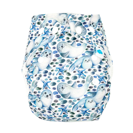 Little Clouds Prefold-Überhose aus PUL in Newborn-Größe im Design Robben von vorn mit Druckknopfleiste zur Größenanpassung