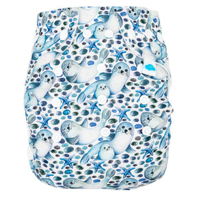Little Clouds Prefold-Überhose aus PUL im Design Robben von vorn mit Druckknopfleiste zur Größenanpassung