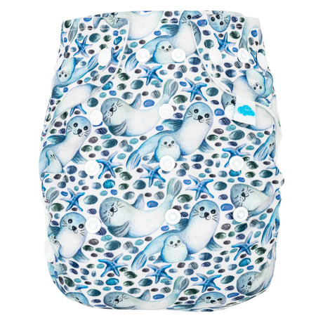 Little Clouds Prefold-Überhose aus PUL im Design Robben von vorn mit Druckknopfleiste zur Größenanpassung