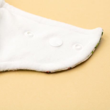 Weiche Prefold-Lasche an der Innenseite der Little Clouds Prefold-Überhose aus PUL mit Druckknopf zum Fixieren der Einlage
