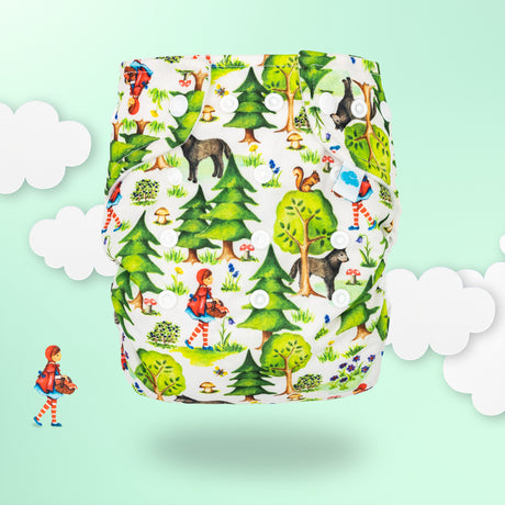 Little Clouds Prefold-Überhose aus PUL im Design Rotkäppchen auf mintgrünem Hintergrund mit Wolken – Waldmotiv mit Rotkäppchen und Wolf