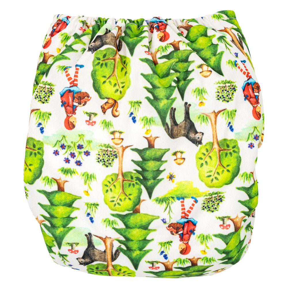 Little Clouds Prefold-Überhose aus PUL im Design Rotkäppchen von hinten: grüner Wald mit Bäumen und Figuren aus dem Märchen