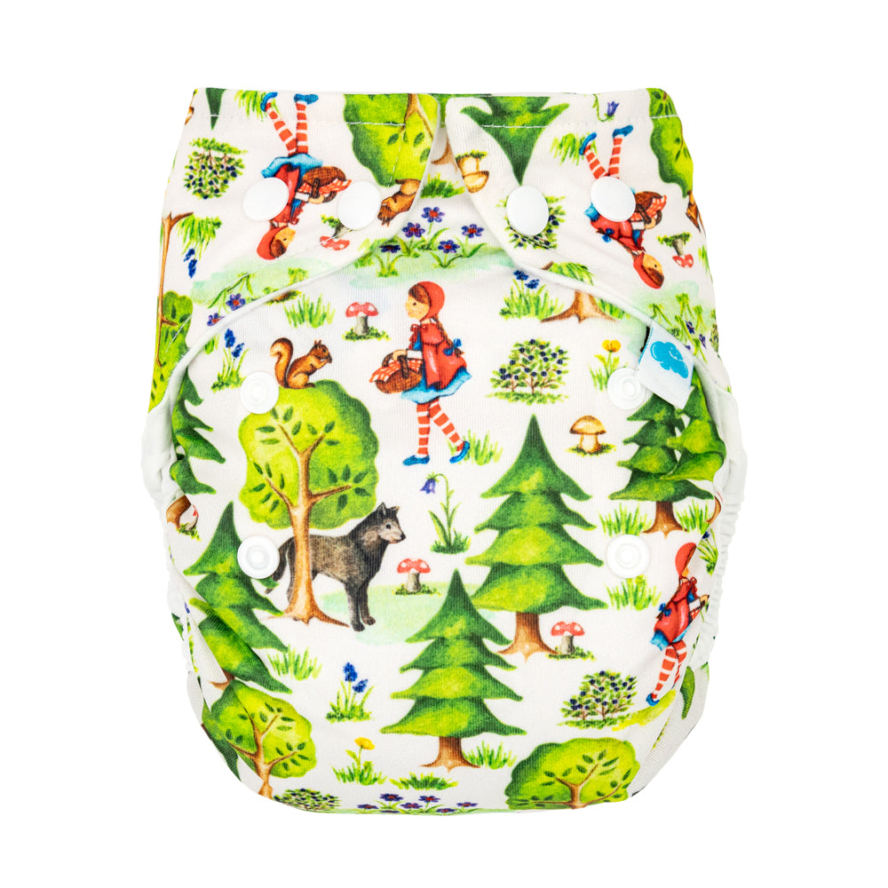 Little Clouds Prefold-Überhose aus PUL in Newborn-Größe im Design Rotkäppchen von vorn mit Druckknopfleiste zur Größenanpassung
