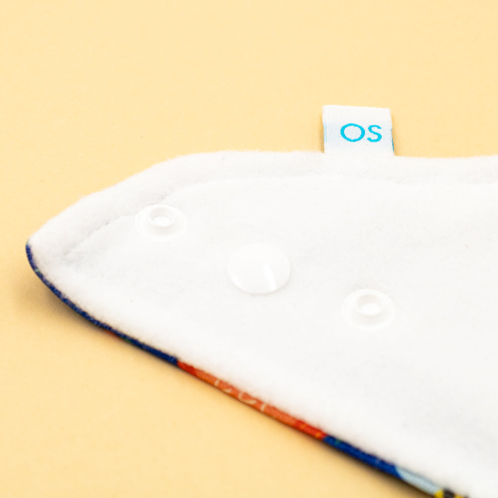 Weiche Prefold-Lasche an der Innenseite der Little Clouds Prefold-Überhose aus PUL mit Druckknopf zum Fixieren der Einlage