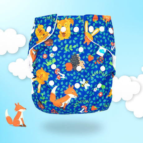 Little Clouds Prefold-Überhose aus PUL im Design Waldtiere auf hellblauem Hintergrund mit Wolken