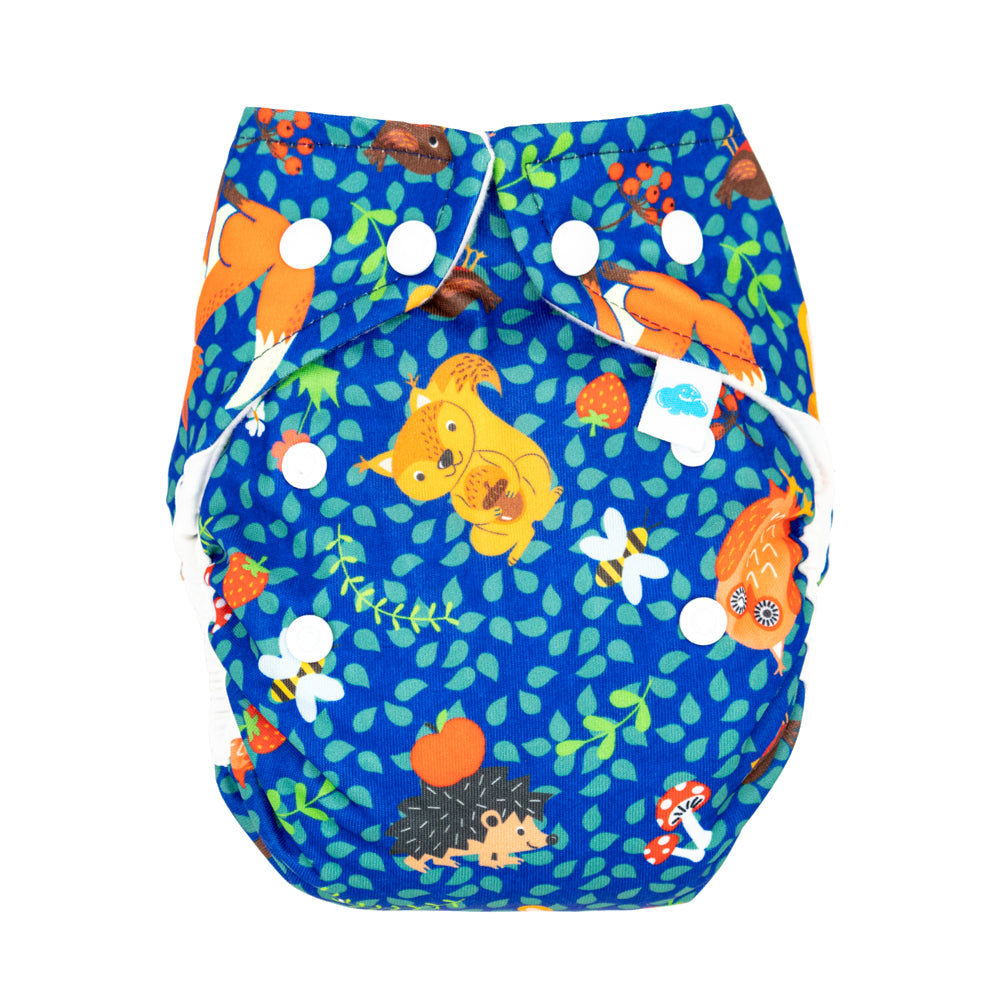 Little Clouds Prefold-Überhose aus PUL in Newborn-Größe im Design Waldtiere von vorn mit Druckknopfleiste zur Größenanpassung