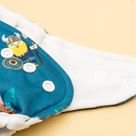 Weiche Prefold-Lasche an der Innenseite der Little Clouds Prefold-Überhose aus PUL mit Druckknopf zum Fixieren der Einlage