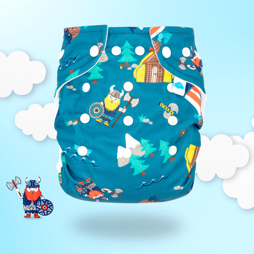 Little Clouds Prefold-Überhose aus PUL im Design Wikinger auf hellblauem Hintergrund mit Wolken