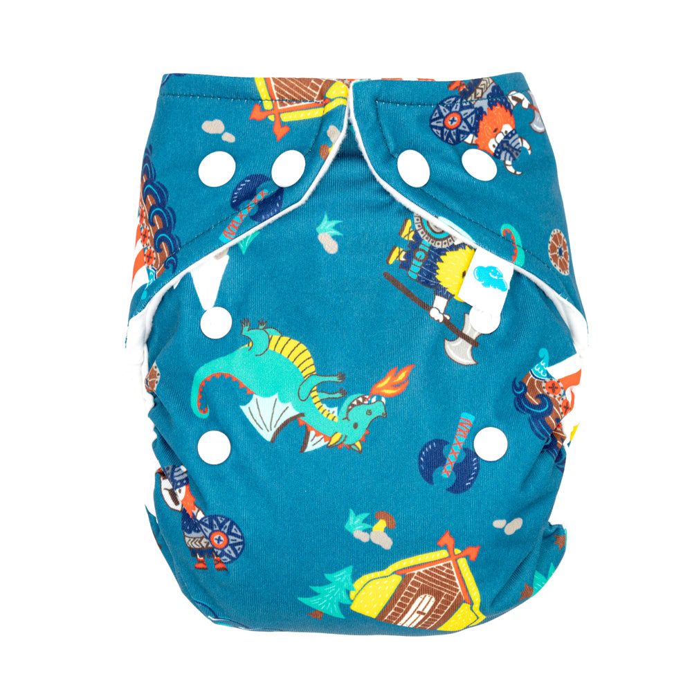 Little Clouds Prefold-Überhose aus PUL in Newborn-Größe im Design Wikinger von vorn mit Druckknopfleiste zur Größenanpassung