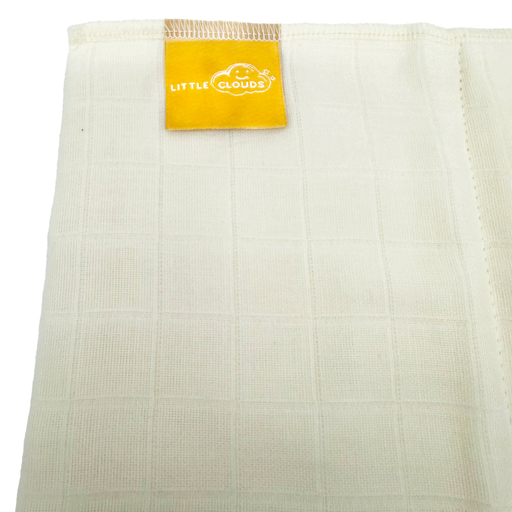 Nahaufnahme des Bio-Baumwollstoffs einer Little Clouds Prefold-Windel mit goldenem Etikett