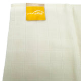 Nahaufnahme des Bio-Baumwollstoffs einer Little Clouds Prefold-Windel mit goldenem Etikett
