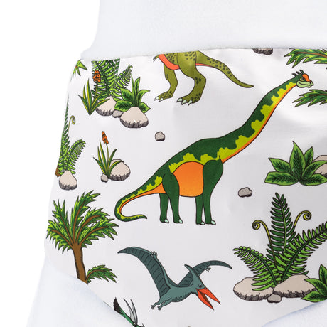 Nahaufnahme der Little Clouds Schlupfhose V2 aus PUL im Design Dino World: Dinosaurier und Palmen auf hellem Grund