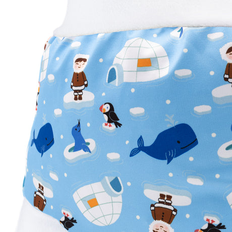 Nahaufnahme der Little Clouds Schlupfhose V2 aus PUL im Design Iglu: Wale und Iglus auf hellblauem Grund
