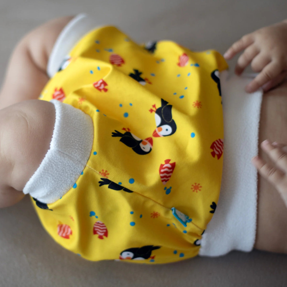 Nahaufnahme einer getragenen Little Clouds Schlupfhose mit weichem Bund und Beinbündchen – Beispiel im Design Papageientaucher