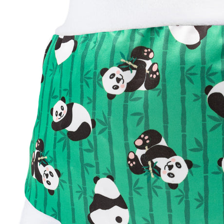 Nahaufnahme des Stoffdrucks der Little Clouds Schlupfhose V2 aus PUL im Design Bambus Panda – grüne Bambusstreifen mit Pandas
