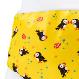 Nahaufnahme der Little Clouds Schlupfhose V2 aus PUL im Design Papageientaucher: Papageientaucher auf gelbem Grund