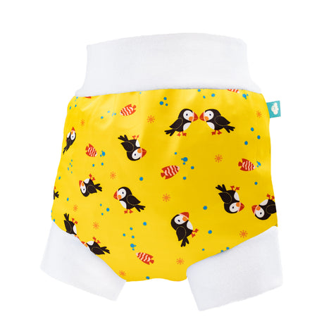 Little Clouds Schlupfhose V2 aus PUL im Design Papageientaucher von vorn: gelber Grund mit Papageientauchern, weißer Bund und Beinbündchen