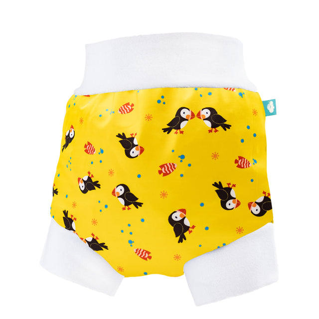 Little Clouds Schlupfhose V2 aus PUL im Design Papageientaucher von vorn: gelber Grund mit Papageientauchern, weißer Bund und Beinbündchen