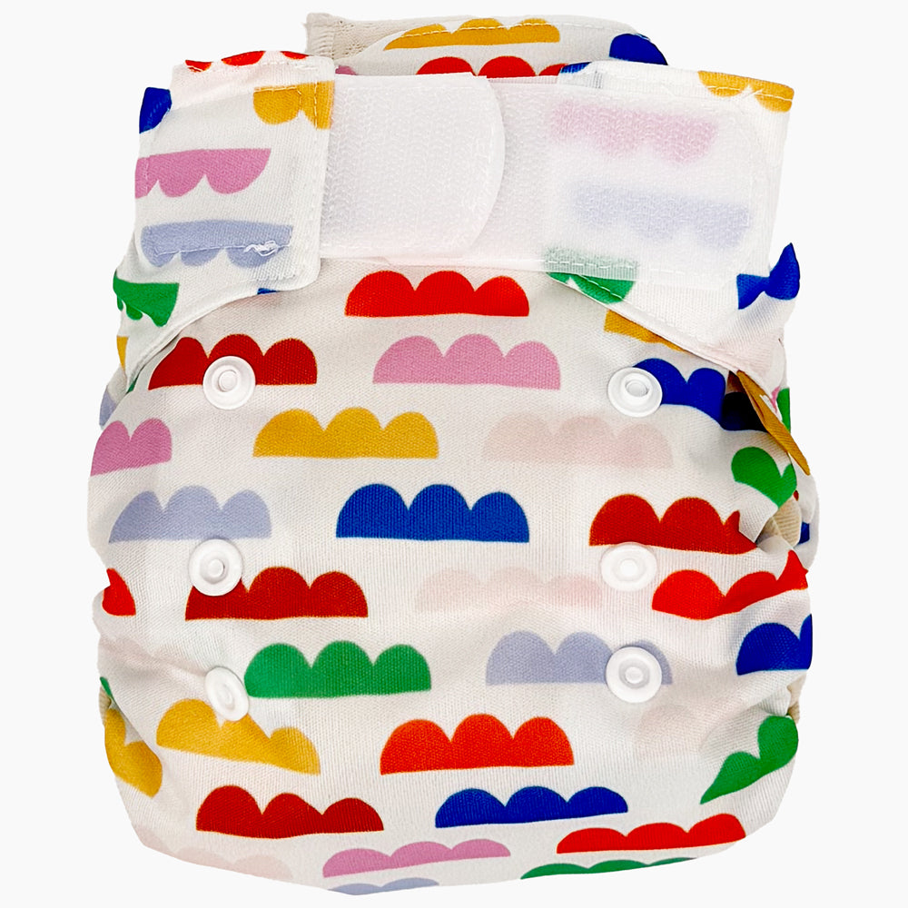 Little Clouds SuperCloud AIO Gold Edition im Design Clouds von vorn mit Klettverschluss: bunte Wolkenmotive auf Weiß